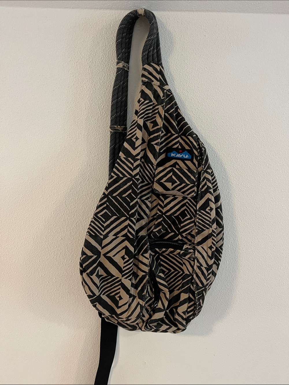 Kavu Black & Tan Geometric Sling Bag